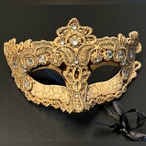 New Orleans decorative mask with lace and rhinestones